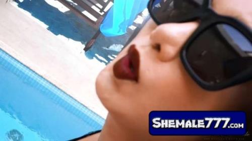 Bianka Nascimento - Chillin' by the Pool [HD, MP4, 431 MB]